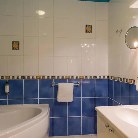 The Originals City, Cathedrale, Hotel Lisieux