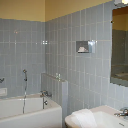 Hotel The Originals City, Cathédrale, Lisieux